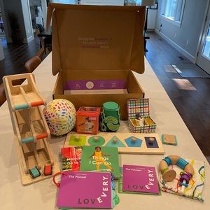 Lovevery “The pioneer“ play kit for 16, 17…